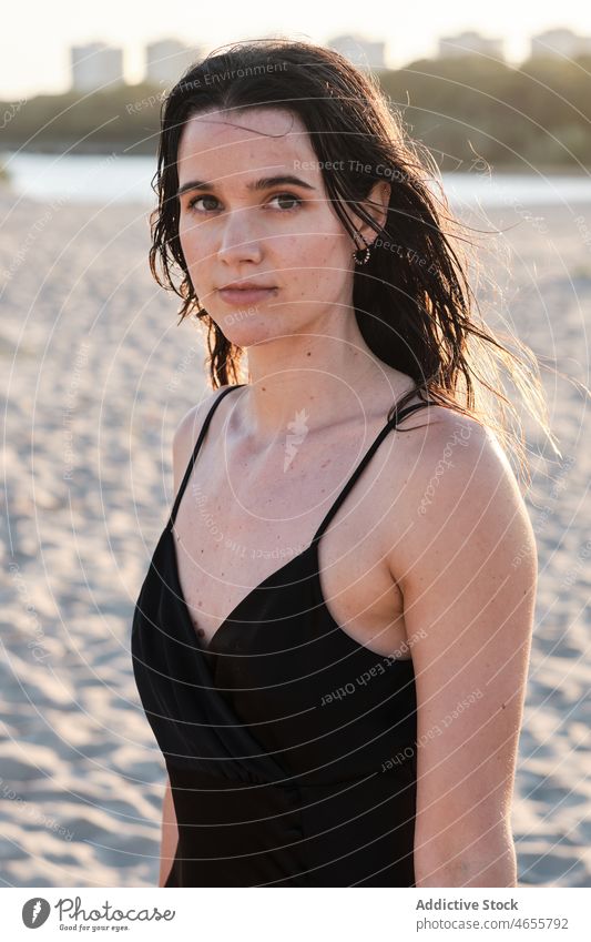 Schlanke attraktive Frau steht am Sandstrand in sonnigen Tag wüst Sommer wolkenlos Blauer Himmel Barfuß Sonne Kleid Harmonie Sonnenkleid tagsüber Strand reisen