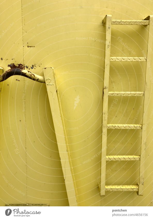 Ganz in gelb mit Rost. Ein gelber Container aus Metall mit Leiter auf einer Baustelle. pastell rost baustelle einfarbig Industrie Zahl zwei arbeitsleben beruf