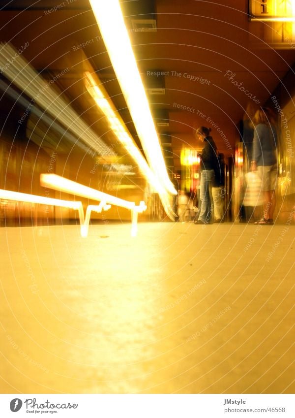 Berliner U-Bahn Licht Langzeitbelichtung Eisenbahn warten Lichtstrahl Mensch