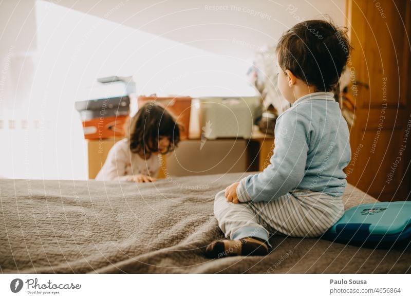 Bruder und Schwester spielen zu Hause Kind Kindheit Zwei Personen Geschwister Familie & Verwandtschaft Schlafzimmer Freizeit & Hobby Farbfoto Mensch