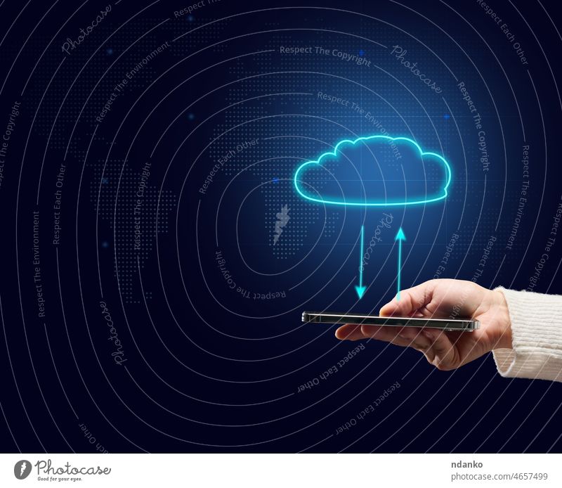 weibliches Mobiltelefon in der Hand und virtuelle Cloud. Teilen von Informationen, Sichern, Herunterladen und Aktualisieren von Anwendungen