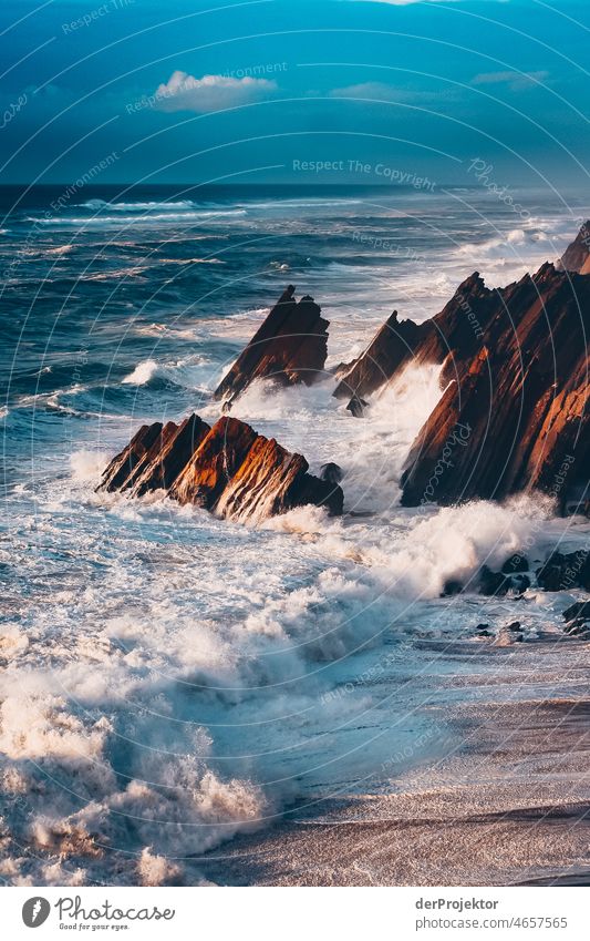 Sonnenuntergang mit Brandung am Strand von Sao Pedro de Moel in Portugal mit Felsen II Natur Umwelt verlassener Ort Küste Meer Gefühle Einsamkeit grau trist