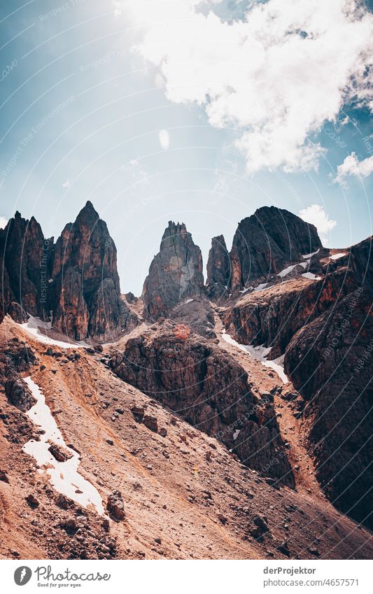 Sonne in den Dolomiten mit Blick auf die Berge II Naturerlebnis Tourismus Panorama (Aussicht) Sonnenaufgang Starke Tiefenschärfe Totale Sonnenstrahlen