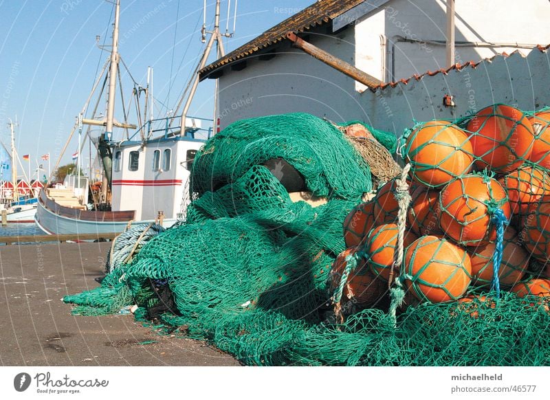 Fischereihafen Wasserfahrzeug Fischerboot Bagenkop Meer Boje Seil Teer Haus Dach grün Fischernetz Arbeit & Erwerbstätigkeit Schifffahrt Hafenstadt Wolken Netz