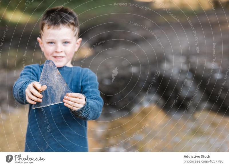 Kleiner Junge mit Eisstück im Wald Kind Spielfigur Herbst kalt fallen gefroren durchsichtig Wälder niedlich Saison bezaubernd Natur Kindheit Oberbekleidung süß