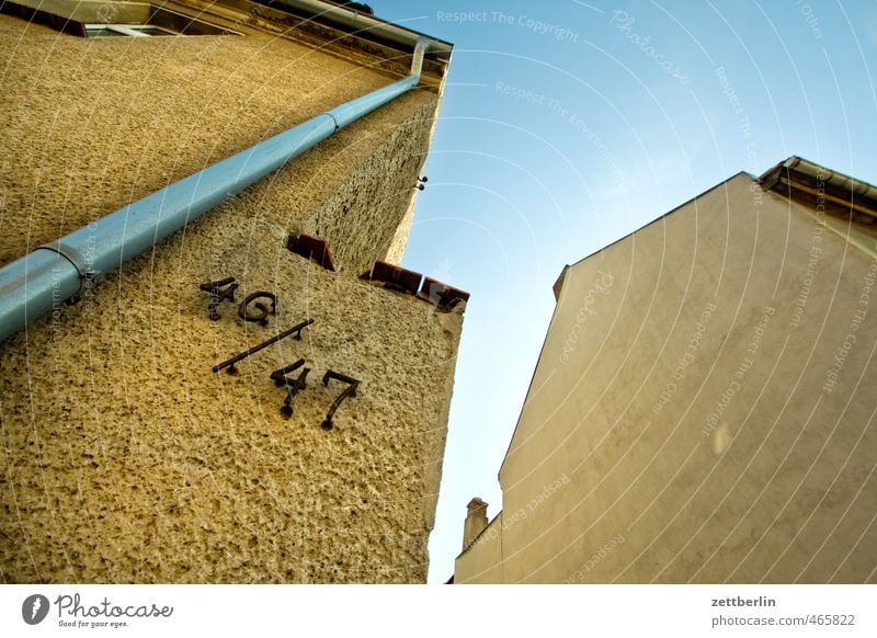 46/47 Himmel Wolkenloser Himmel Schönes Wetter Kleinstadt Stadt Altstadt Menschenleer Haus Bauwerk Gebäude Architektur Mauer Wand alt aschersleben mittelalter