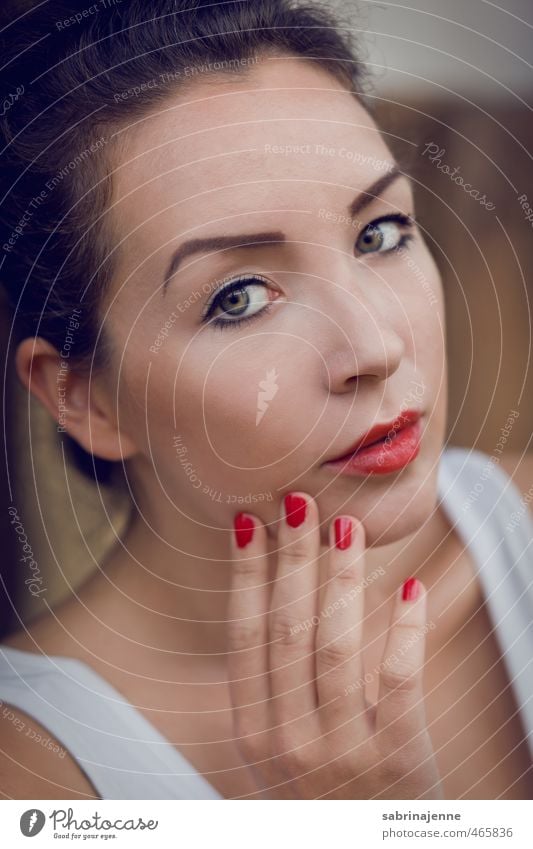 blutrot elegant Mensch feminin Junge Frau Jugendliche Erwachsene 1 18-30 Jahre brünett Schminke Schminken Nagellack Lippenstift Beautyfotografie Farbfoto