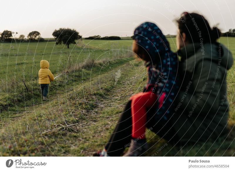 Mutter mit Kindern Mutterschaft Bonden Pflege Familie & Verwandtschaft Geschwister Kindheit Feiertag Fröhlichkeit Zusammensein Eltern Lifestyle Glück Kaukasier