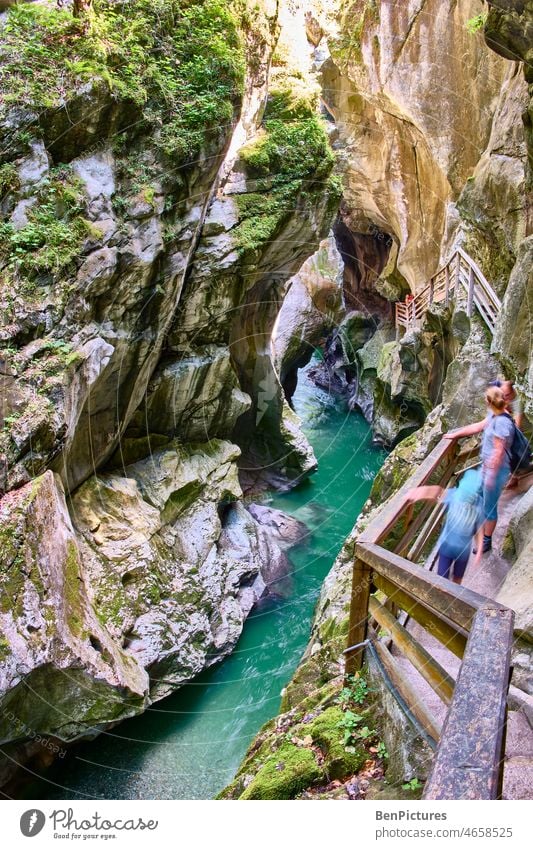 Menschen auf Holztreppe über Wildbach in einer Bergschlucht. Rauschender Wildbach Klamm Landschaft Natur Wasser Wasserfall Gebirgsfluss Wildwasser