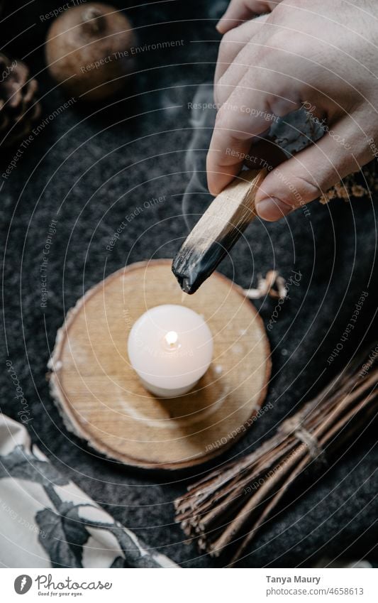 Palo Santo über einer brennenden Kerze leuchten Brandwunde Wachs Kerzenschein brennende Kerzen Kerzenlicht heilig Frieden meditierend Spiritualität Seele