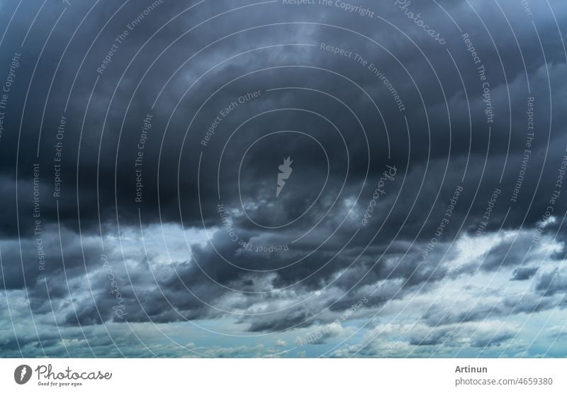 Bedeckter Himmel. Dramatischer grauer Himmel und dunkle Wolken vor Regen in der Regenzeit. Bewölkter und stimmungsvoller Himmel. Sturmhimmel. Düsterer und stimmungsvoller Hintergrund. Bedeckte Wolken. Traurig, einsam, und Tod abstrakten Hintergrund.