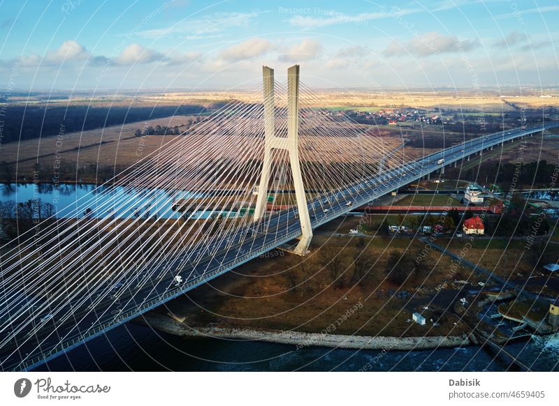 Große Brücke über den Fluss mit Autoverkehr PKW Verkehr Antenne Straße Autobahn Landschaft Breslau redzinski Natur Vogelauge Ansicht Himmel bewegend fahren Top