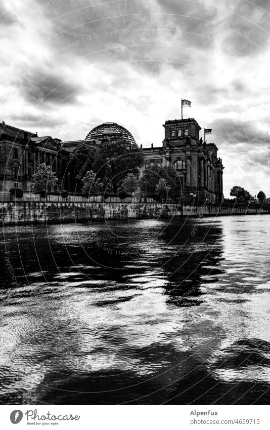 Reichstag IV Kuppeldach Berlin Architektur Hauptstadt Stadtzentrum Berlin-Mitte Himmel Deutschland Tourismus Bauwerk Sehenswürdigkeit reichstagsgebäude