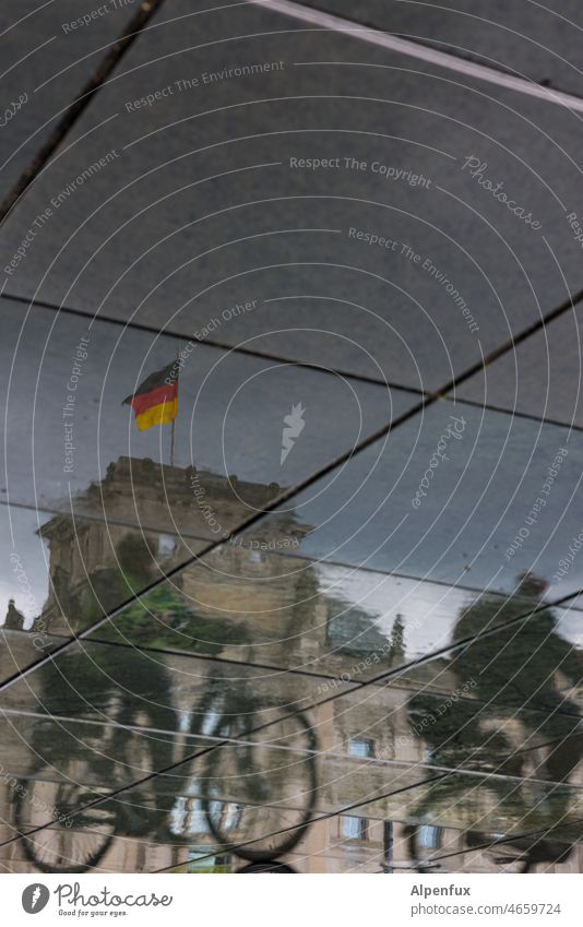 Reichstag II reichstagsgebäude Berlin Wahrzeichen Hauptstadt Architektur Tourismus Stadtzentrum Berlin-Mitte Außenaufnahme Spiegelung Wolken Glas Glasfassade