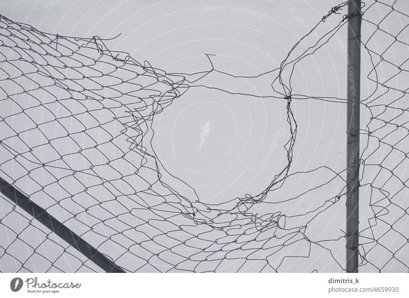 beschädigter Zaun abstrakte Drahtformen Beschädigte Formen Golfloch weiß Schnee Hintergrund anketten Link gerissen kalt Winter Felder Metall bügeln Linien