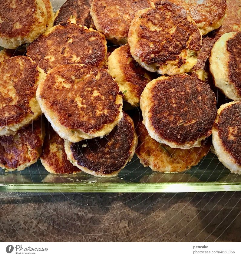 etwas warmes braucht der mensch Knödel Essen Pressknödel Käse Tirol Leibgericht vegetarische Ernährung Mittagessen Lebensmittel Kaspressknödel Bergkäse