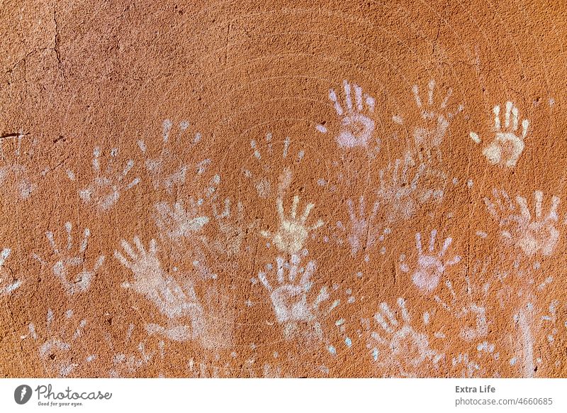 Mehrere bunte Kinder Handabdrücke auf huskily braunen Wand abstrakt Kunst künstlerisch Hintergrund Kreide Kindheit Farbe farbig farbenfroh Kreativität Design