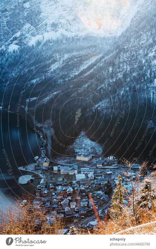 Berühmte österreichische Stadt in den Alpen in der Nähe des Sees Österreich Winter Hallstatt Schnee Dorf Europa Landschaft Wasser Kirche Berge Natur Tourismus