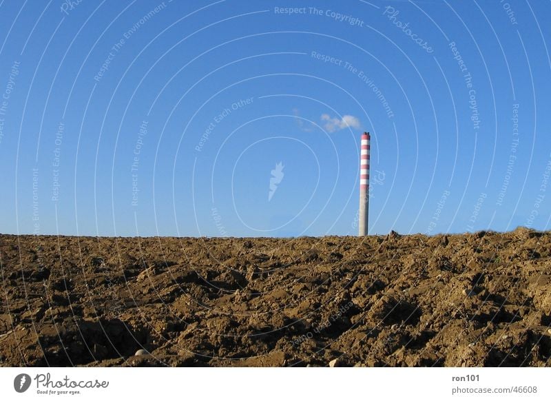 kamin Feld braun rot Rauch Himmel blau Schornstein Wolkenloser Himmel Industriefotografie Klimawandel Warnfarbe Warnstreifen hoch rund Wind gepflügt Erde 1