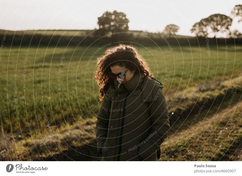 Frau geht im Freien laufen Junge Frau Mensch Gesicht feminin Porträt Locken lockig 30-45 Jahre Kaukasier Natur Umwelt Winter Herbst authentisch Feld