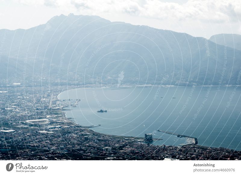 Blick vom Vesuv auf die Bucht Golf von Neapel Stadt Meer Ozean Hafen Aussicht Gebirge Berg hoch Landschaft Natur Umwelt dunkel blau Himmel Horizont Weite Pompei