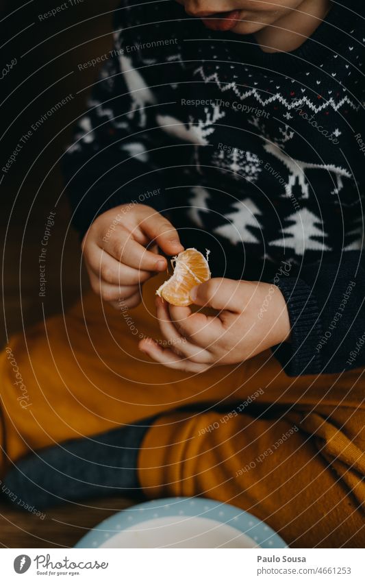 Kind isst Mandarine Kindheit Nahaufnahme Essen Frische Frucht Farbfoto Gesunde Ernährung Lebensmittel Gesundheit lecker frisch Bioprodukte Zitrusfrüchte orange