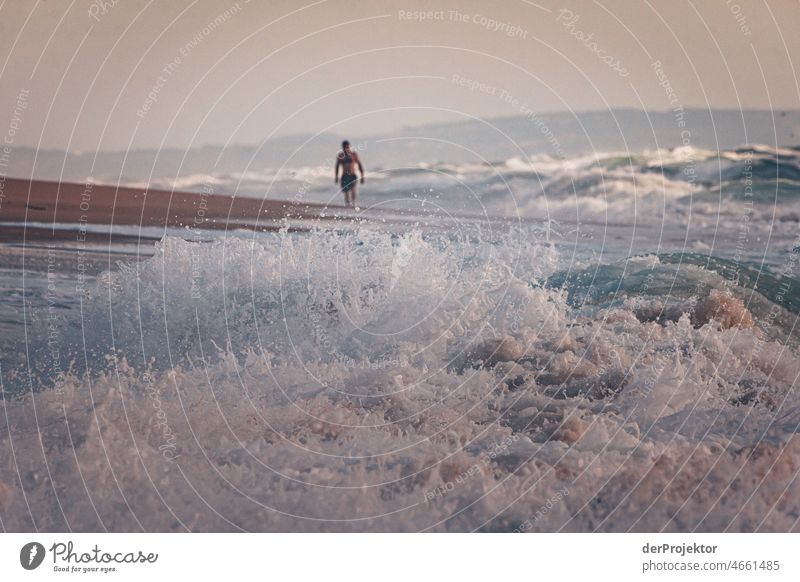 Spaziergänger mit Brandung am Strand von Sao Pedro de Moel in Portugal Natur Umwelt verlassener Ort Küste Meer Gefühle Einsamkeit grau trist Gedeckte Farben