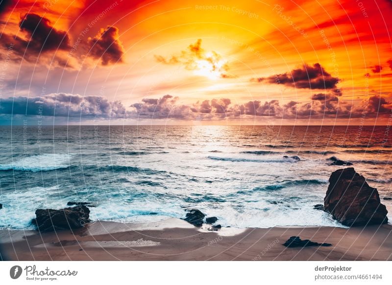 Sonnenuntergang am Strand von Sao Pedro de Moel in Portugal mit Felsen Natur Umwelt verlassener Ort Küste Meer Gefühle Einsamkeit grau trist Gedeckte Farben