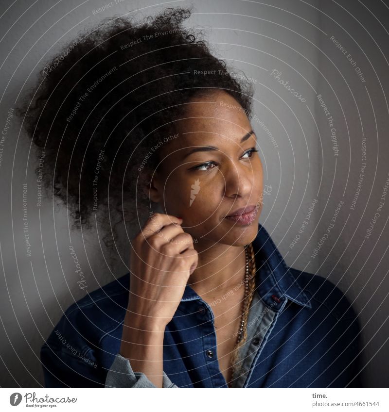 Frau mit Zopf Blick nach vorn Vorderansicht Porträt Schatten nachdenklich ernst träumen Konzentration ruhig geduldig Gelassenheit Wachsamkeit Verschwiegenheit