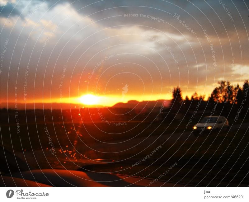 Abendsonne fahren Sonnenuntergang Gegenverkehr Wolken gelb blenden Horizont PKW