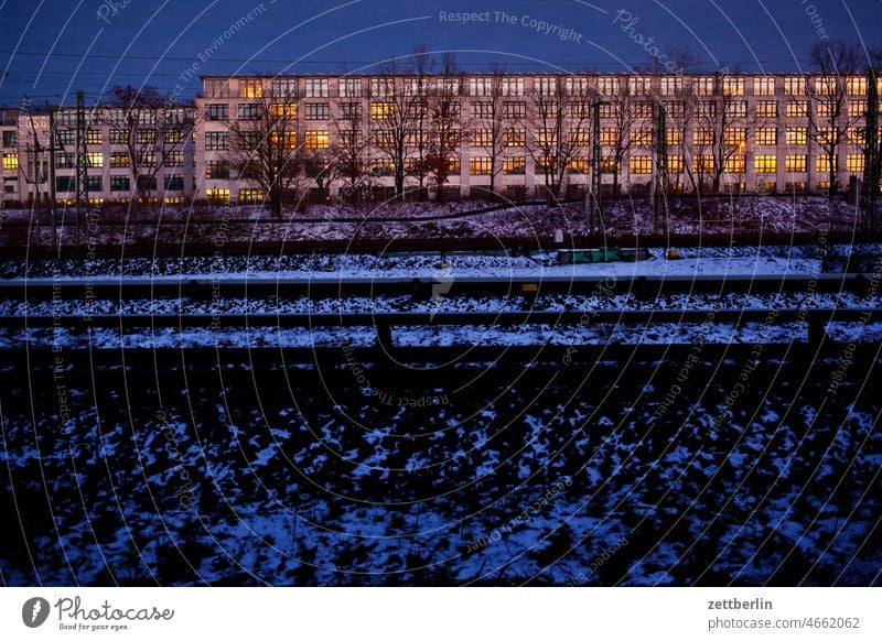 Winterabend in Berlin Schöneberg berlin büro deutschland dunkel dämmerung eis fassade fenster gebäude glatt hauptstadt haus kalt nacht neuschnee reise