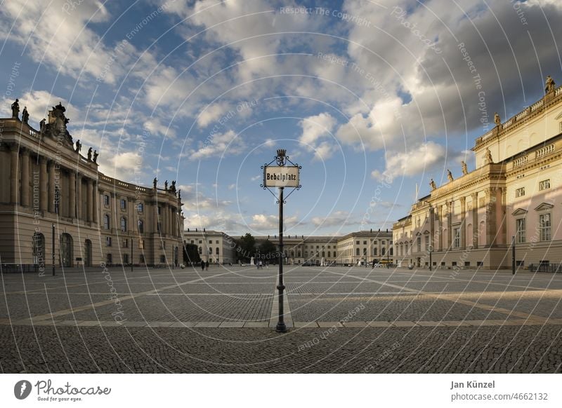 Bebelplatz mit Staatsoper und Humboldt-Universität Berlin Museumsinsel Kuppel Sehenswürdigkeit Deutschland Lustgarten Berlin-Mitte Abendlicht Geschichte