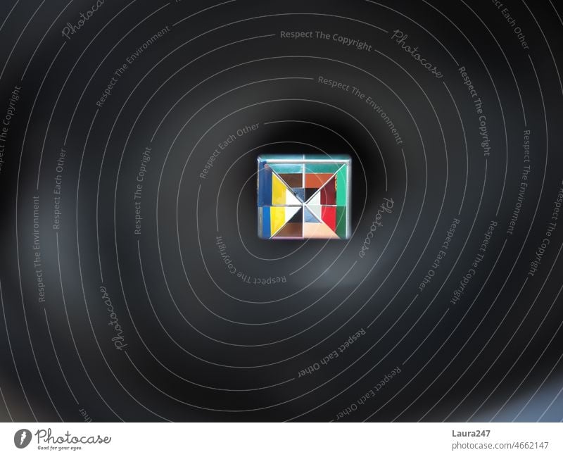 Blick durch ein quadratisches Rohr auf bunte Glasmosaike Fokus grau Mosaik Muster Quadrat Dreieck Strukturen & Formen abstrakt Lichtblick Kunstwerk