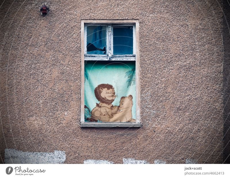 Tierliebe - statt verlassen und verfallen Fenster lost places Ruine Wandel & Veränderung Vergänglichkeit Decke Sichtschutz Motiv Tierfamilie Löwe Liebe