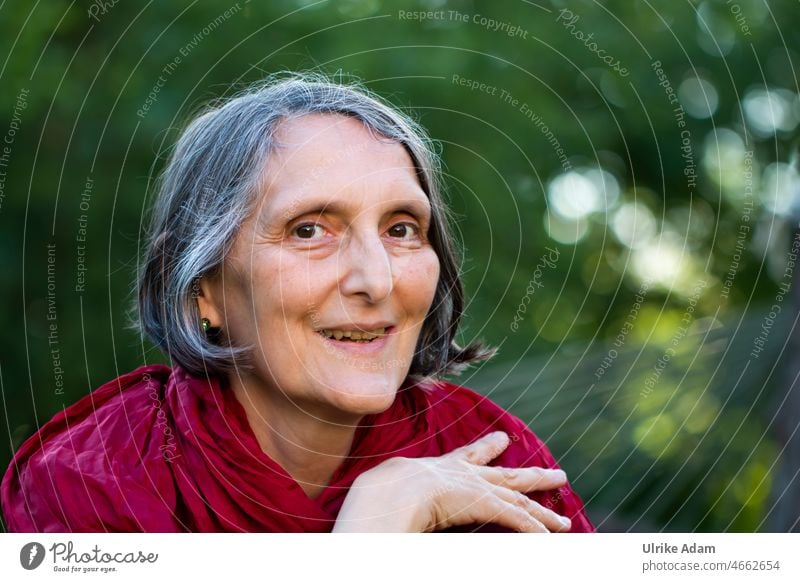 Parktour HH 2021 | Frau schaut skeptisch in die Kamera fragend Skepsis authentisch Porträt feminin Gesicht Erwachsene Blick Mensch Kopf natürlich braune Augen