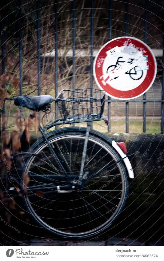 Parken! So sind die Fahrradfahrer.. Fahrrad abstellen Rad Verkehrsmittel Bewegung Fahrradfahren Mobilität Freizeit & Hobby Verkehrswege Außenaufnahme Farbfoto