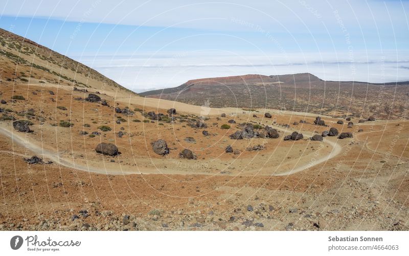 Gefrorene Lavafelsen, genannt Teide Eier, vor einem Wanderweg auf dem Weg zum Pico de Teide, Teneriffa, Spanien Landschaft wandern reisen Vulkan vulkanisch