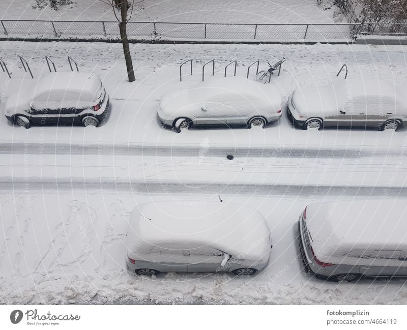 eingeschneite, parkende Autos von oben Schnee Winter Verkehrswege Straße PKW Mobilität Autofahren Wege & Pfade Straßenverkehr Verkehrsmittel Fahrzeug Wohngebiet