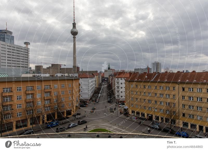 Blick von der Volksbühne zum Fernsehturm Berlin Berlin-Mitte Farbfoto Winter 2022 Berliner Fernsehturm Turm Wahrzeichen Architektur Hauptstadt Sehenswürdigkeit