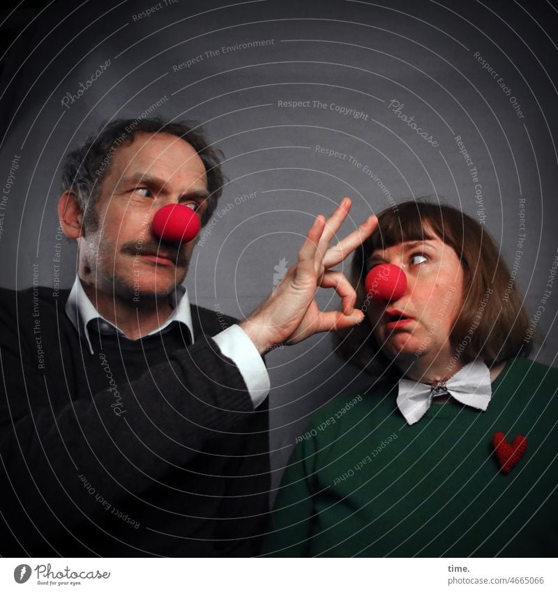 love the one you're with (III) clownsnase paar mann frau mimik grimasse zusammen finger laune spaß theater Schauspielerei Bühne Valentinstag liebe vertrauen