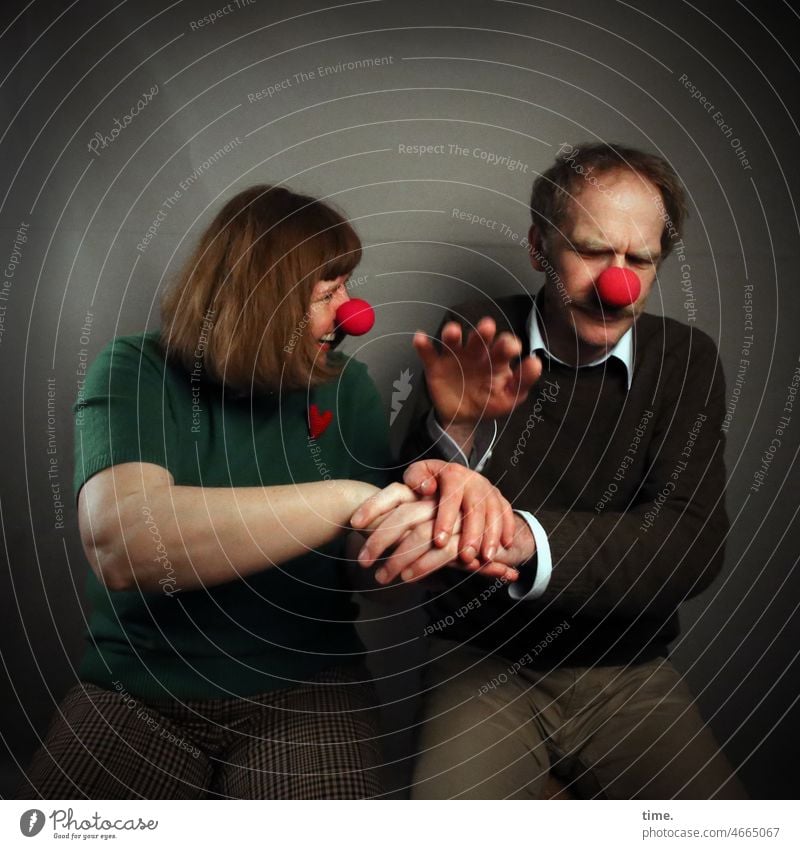 love the one you're with (VI) clownsnase paar Händestapeln mann frau mimik grimasse zusammen finger laune spaß theater Schauspielerei Bühne liebe vertrauen