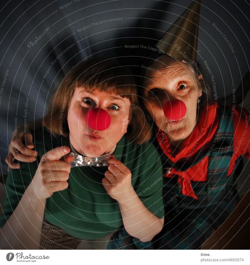 love the one you're with (VII) clownsnase paar theater frau mimik grimasse zusammen laune spaß Schauspielerei Bühne vertrauen fliege grün rot hände hütchen