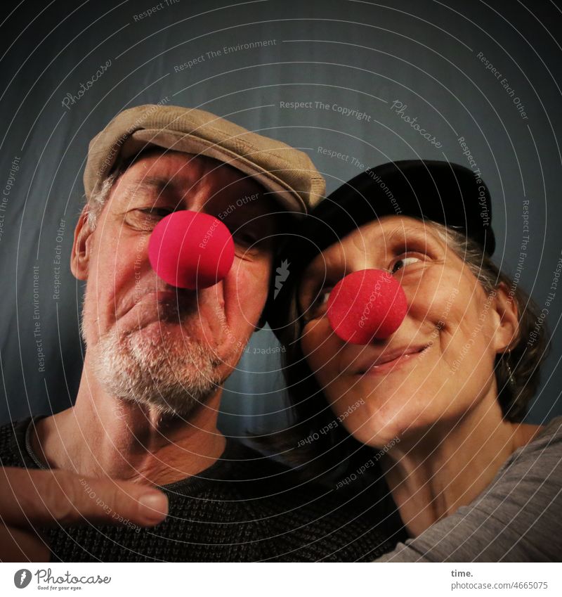 love the one you're with (I) clownsnase paar mann frau hut lächeln mimik grimasse zusammen finger laune spaß theater Schauspielerei Bühne Valentinstag liebe