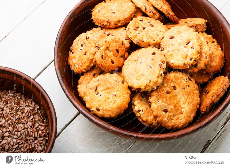 Kekse mit Flachs und Ingwer. Cracker Lein Lebensmittel Snack Knusprig Vegetarier Amuse-Gueule knackig geschmackvoll lecker Frühstück braun gebacken trocknen