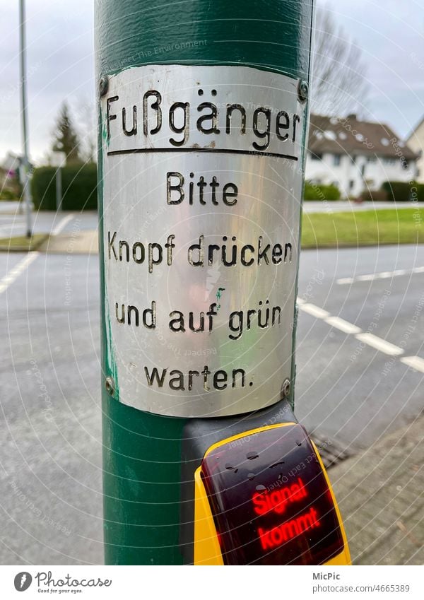 Ampel Signal für Fußgänger Fußgängerampel Verkehrszeichen Sicherheit Verkehrswege Straßenverkehr Zeichen grün Schriftzeichen schild Warnung Außenaufnahme