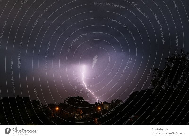 Donnerwetter II ! Blitz am Nachthimmel. Im Vordergrund sind Hausdächer und Straßenlaternen zu sehen. Gewitter Gewitterwolken Unwetter Blitze dunkel Wolken