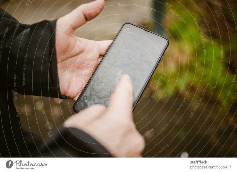 Hand navigiert mit Karte auf Mobiltelefon Hände Navigation Wanderung wandern Smartphone Natur Wald Jacke Handy Landschaft Außenaufnahme Abenteuer Ausflug Mensch