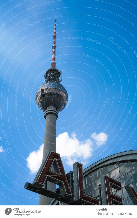 Alexanderplatz Berlin mit Fernsehturm Berlin-Mitte Berliner Fernsehturm Wahrzeichen Himmel Hauptstadt Sehenswürdigkeit Stadtzentrum Architektur Tourismus