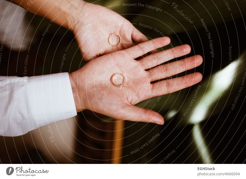 Mann und Frau mit Eheringen in offenen Händen. Austausch Ringe. glücklich Bräutigam und Braut. Hochzeitstag Konzept. Handfläche Heirat verheiratet heiraten