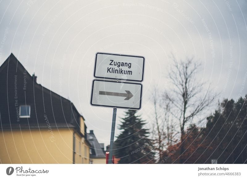 Zugang Klinikum Wegweiser Schild mit Pfeil nach Rechts Krankenhaus Verkehrsschild rechts Richtung Krankenpflege krankenversicherung Gesundheit Gesundheitswesen